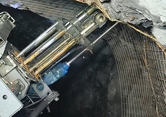 Hubei phosphate mine, section 5×4 meters, uses a bolting jumbo equipped with a WOSERLD rock drill. The hole depth is 2 meters, with an average drilling time of 1 minute.