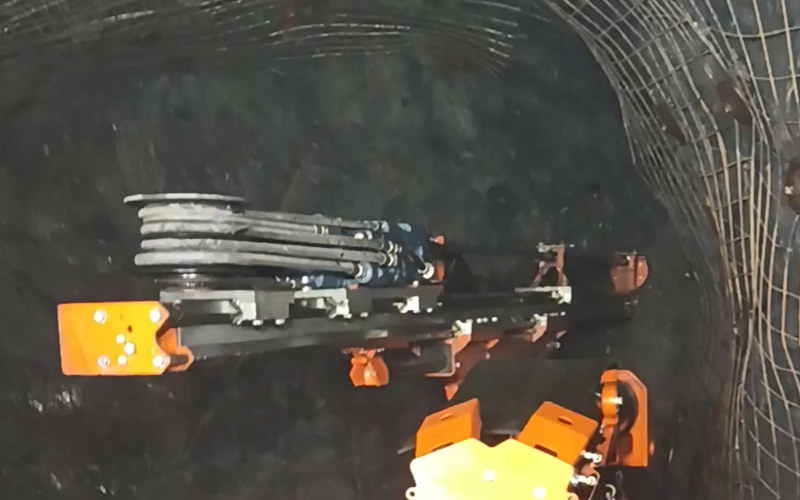 Jumbo de tunelización equipado con perforadora hidráulica Woserld de 18 KW. Dureza de la roca: F8-10