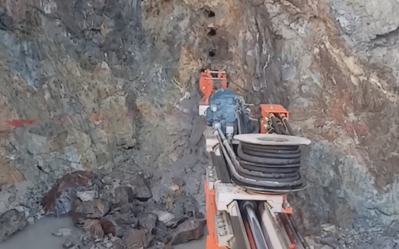 Jumbo de tunelización equipado con perforadora hidráulica Woserld 18KW. Dureza de roca: F8-10